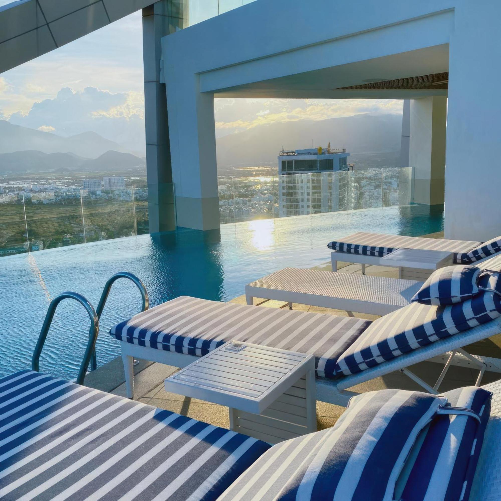 Coastal Panorama Oceanfront Suites Nha Trang Exterior photo